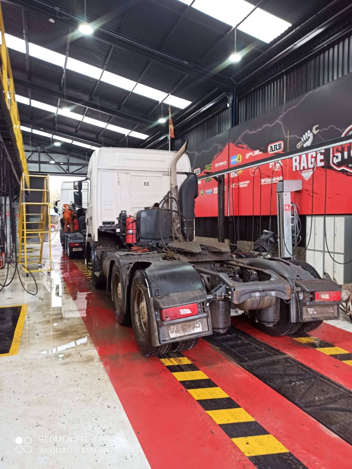 Operaci&oacute;n real de lavado de cami&oacute;n en bah&iacute;a truckwash
