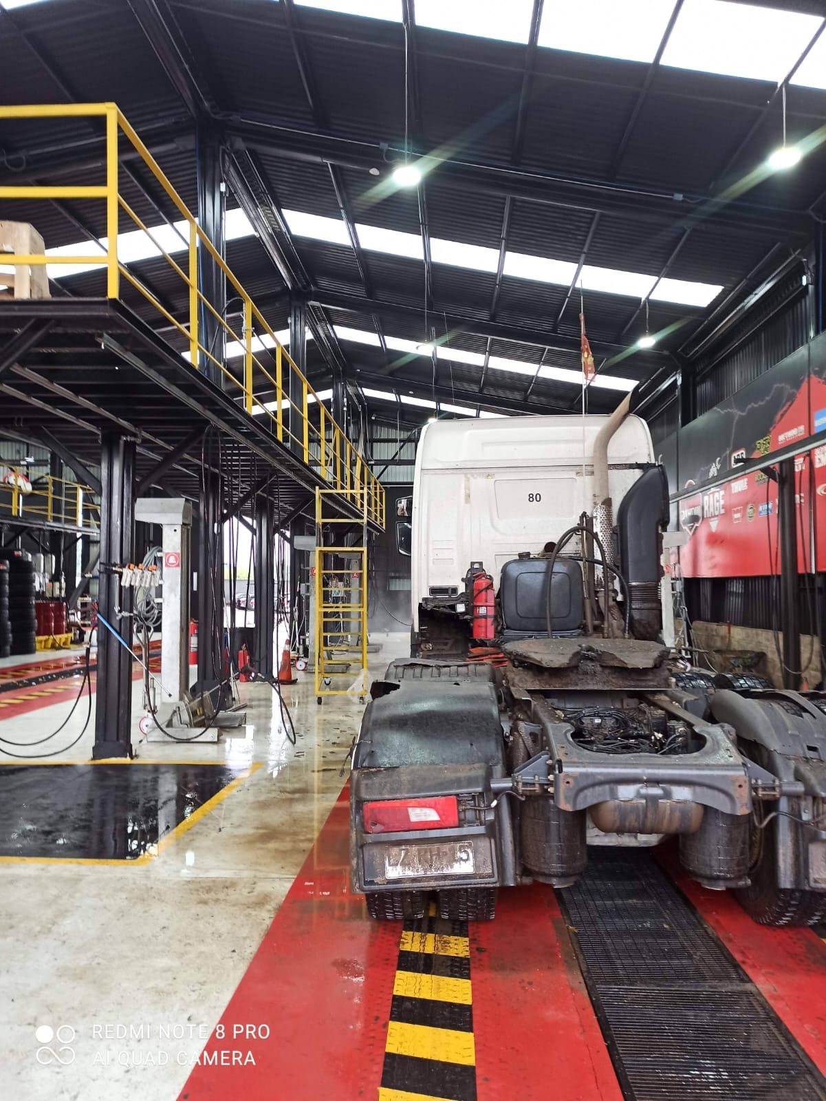 Bah&iacute;a de lavado para transporte pesado con estructura, pasarelas y operaci&oacute;n en terreno